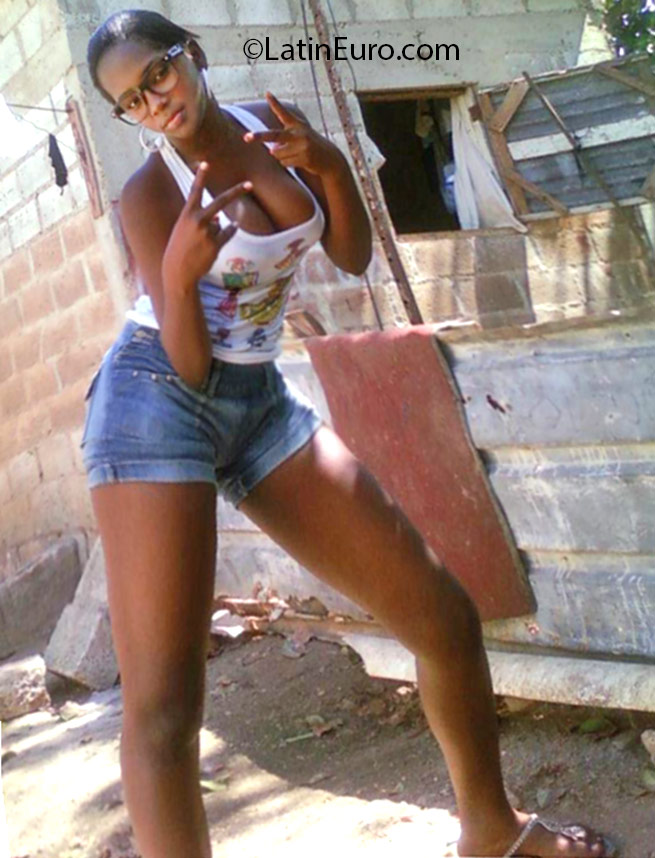 Date this fun Dominican Republic girl Claribel from San Pedro de Macoris DO25156