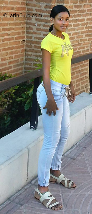 Date this delightful Dominican Republic girl Nikaury from Santo Domingo DO25159
