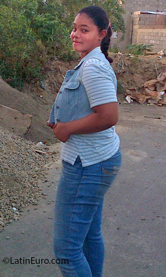 Date this young Dominican Republic girl Esther from Santiago De Los Caballero DO25199