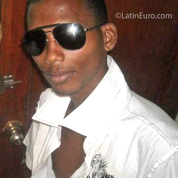 Date this stunning Dominican Republic man Edison from Santo Domingo DO25312
