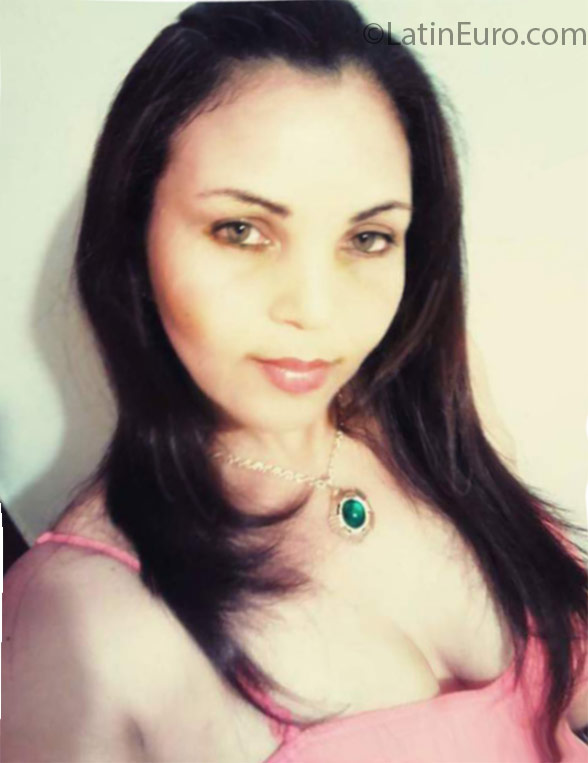 Date this foxy Dominican Republic girl Alba from Santiago DO25364