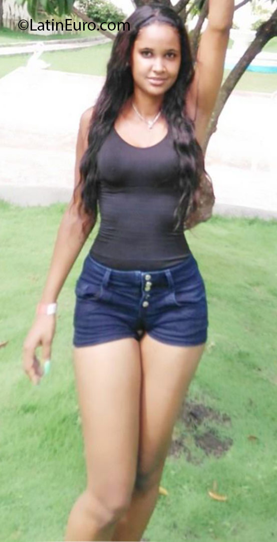 Date this nice looking Dominican Republic girl Nikaury from Santo Domingo DO25429