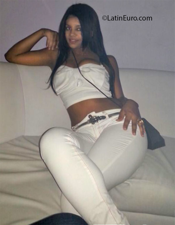 Date this charming Dominican Republic girl Anyelinia from Santiago DO25445