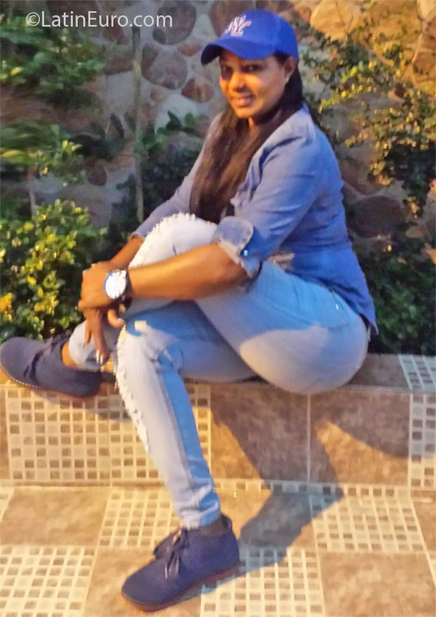 Date this fun Dominican Republic girl Betania from Santo Domingo DO25465