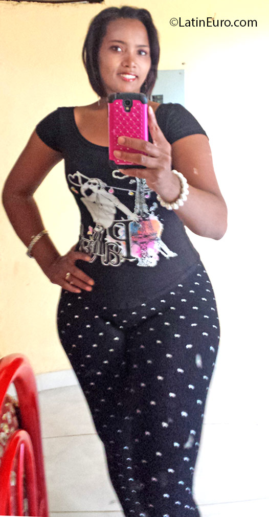 Date this georgeous Dominican Republic girl Leidy from Santo Domingo DO25525
