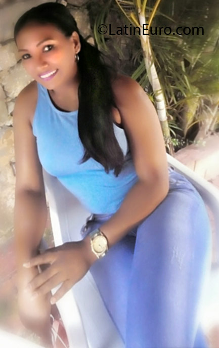 Date this nice looking Dominican Republic girl Leslye from Santo Domingo DO25644