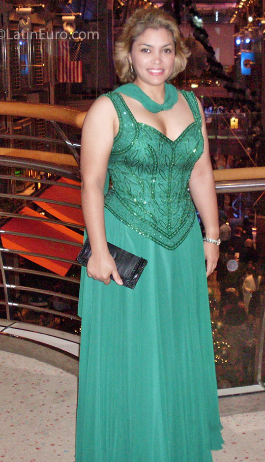 Date this attractive Dominican Republic girl Lucia from Santo Domingo DO25659