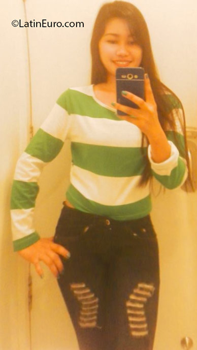 Date this attractive Philippines girl Lonelyn from Batangas City PH898