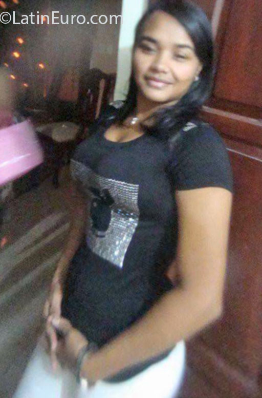 Date this fun Dominican Republic girl Bentia from Santo Domingo DO25817
