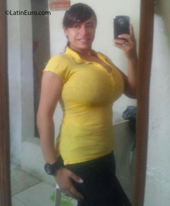 Date this good-looking Dominican Republic girl Yessenia from Santiago DO25850