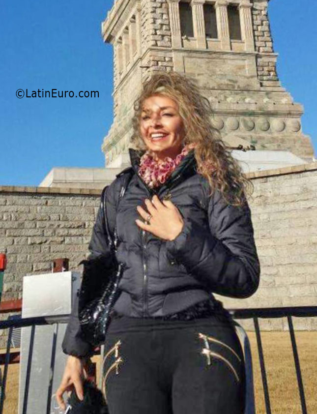 Date this attractive Brazil girl Catherin from  CO19000