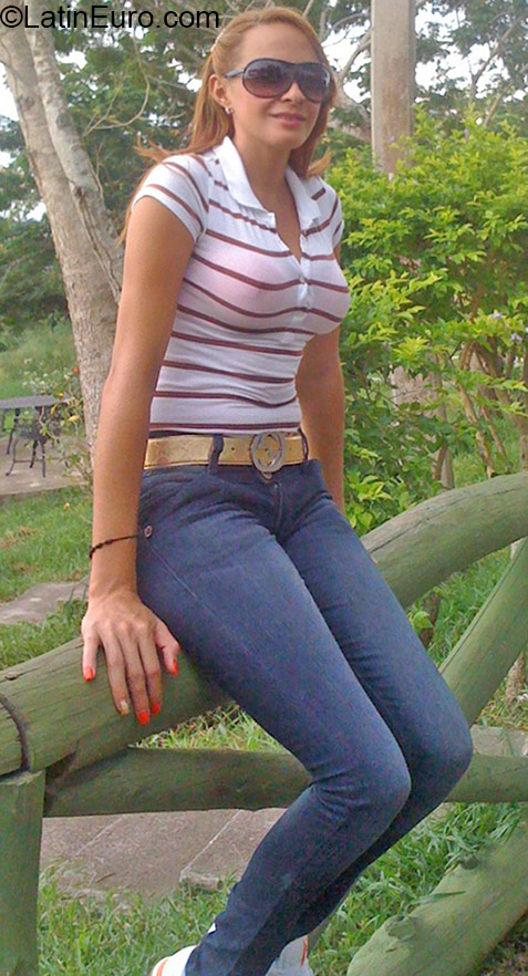 Date this tall Dominican Republic girl Esmeralda from Santiago DO25976