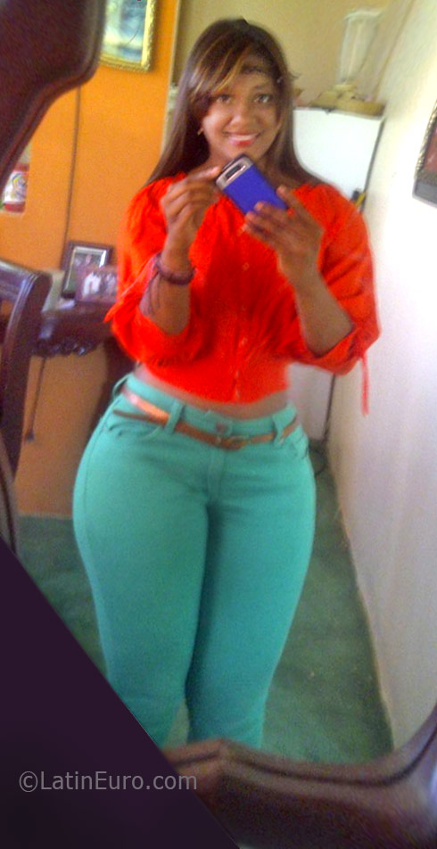 Date this hard body Dominican Republic girl Yelie from Santiago DO26018