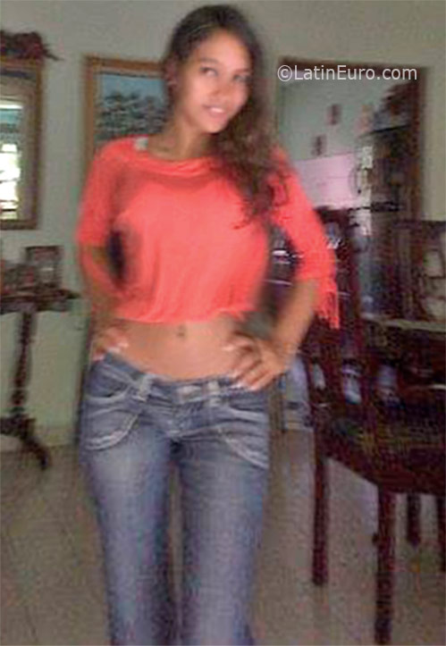 Date this hot Dominican Republic girl Clara from Santo Domingo DO26090