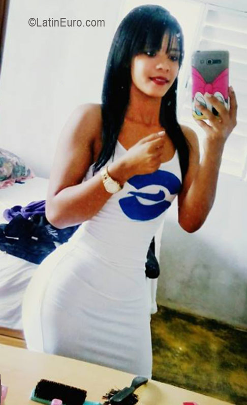 Date this passionate Dominican Republic girl Carolin from Santo Domingo DO26153
