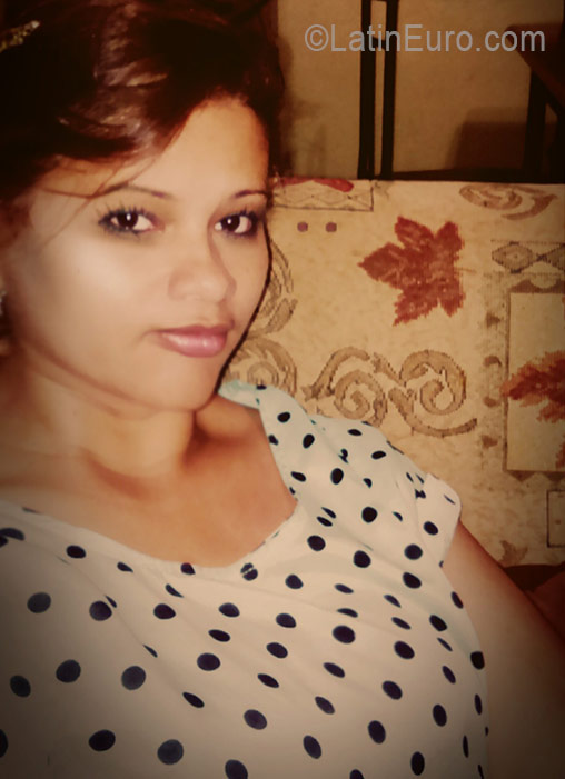 Date this attractive Honduras girl Julia from Tegucigalpa DO26389