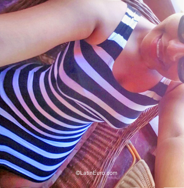 Date this voluptuous Dominican Republic girl Nicole from Santo Domingo DO26596