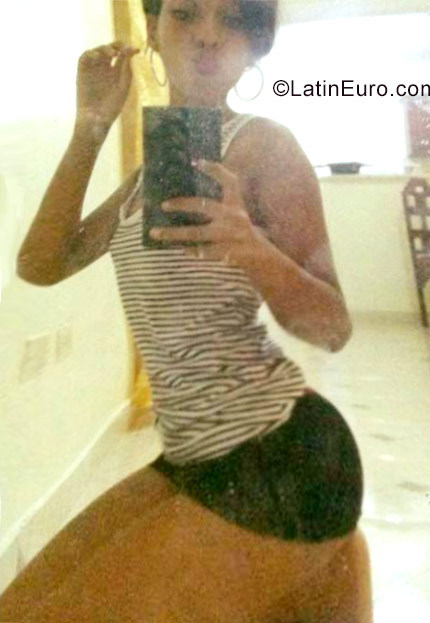 Date this happy Dominican Republic girl Stefania from Santo Domingo DO26908