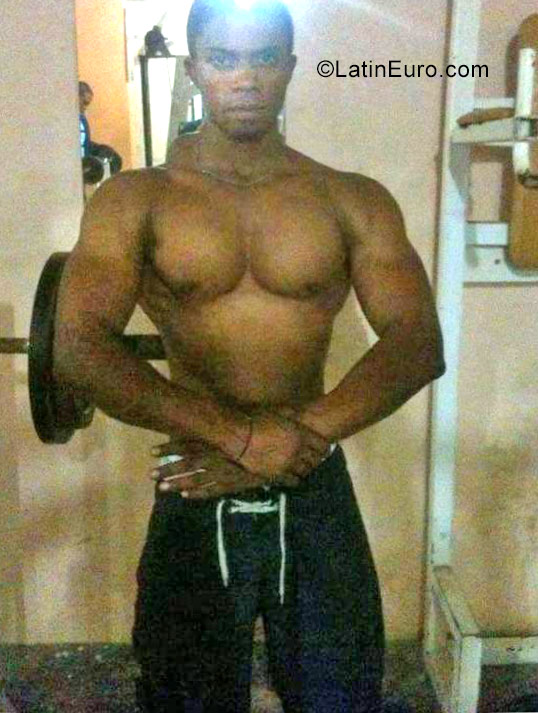 Date this attractive United States man WILBI from Santo Domingo US17731