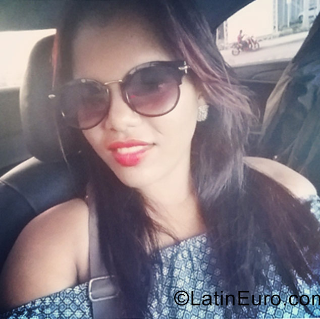 Date this happy Dominican Republic girl Vicky from La Romana DO27264