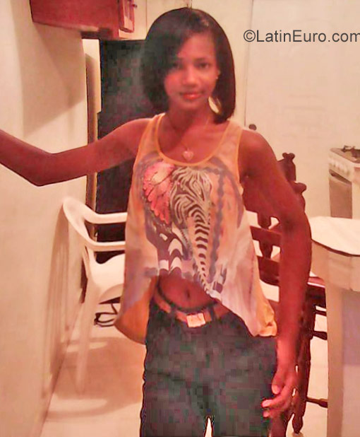 Date this hard body Dominican Republic girl Esmaden from La Romana DO27294