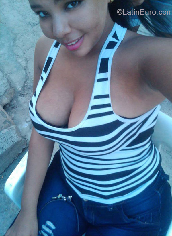 Date this voluptuous Dominican Republic girl Shesel from Santo Domingo DO27467