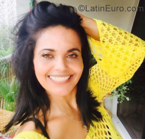 Date this good-looking Brazil girl Barbara from Salvador BR9914