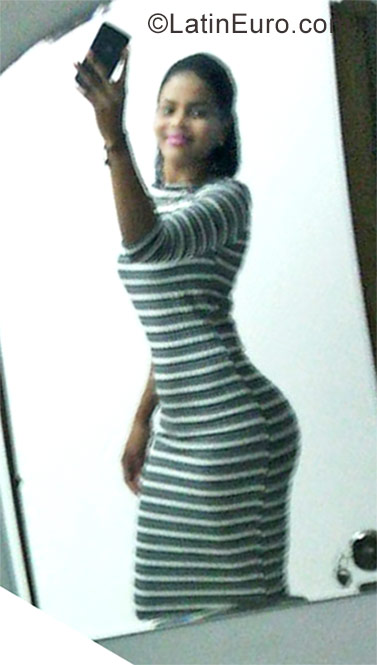 Date this stunning Dominican Republic girl Yanna from Santo Domingo DO28889