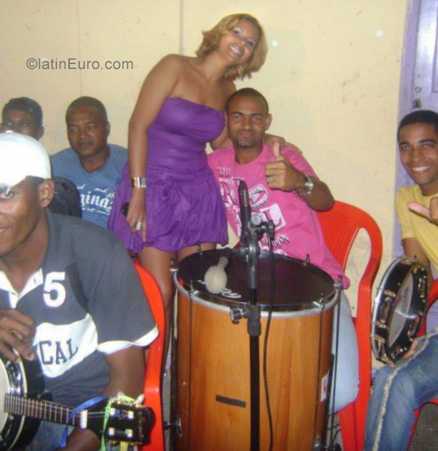 Date this cute Brazil girl Vivian from Salvador BR10110