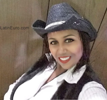 Date this athletic Brazil girl Deliane from Sao Paulo BR10124
