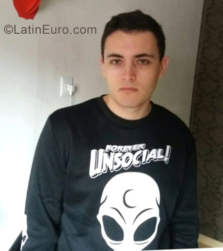 Date this hot Brazil man Lucas from Ponta Grossa BR10125