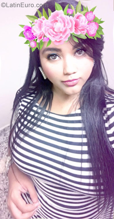 Date this voluptuous Dominican Republic girl Ariadna from Santo Domingo DO29608