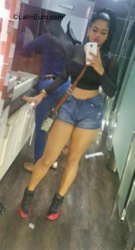 Date this good-looking Dominican Republic girl Estrella from Santo Domingo DO29763