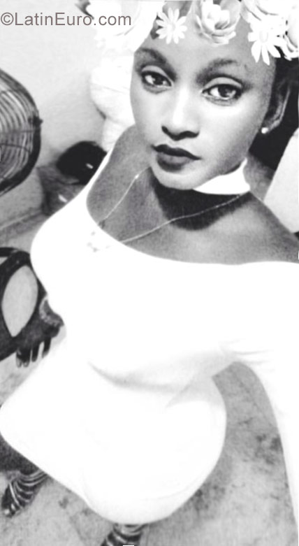 Date this foxy Dominican Republic girl Charina from Santo Domingo DO29861