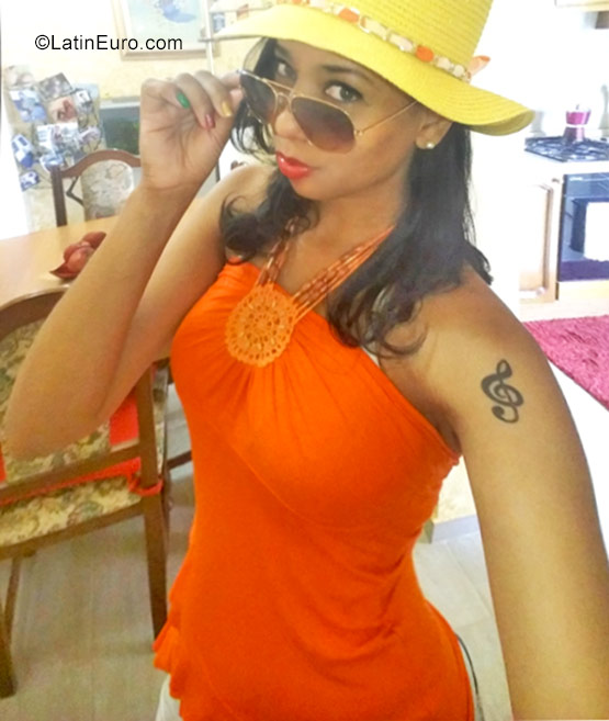 Date this sultry Italy girl Perola from Turin IT291