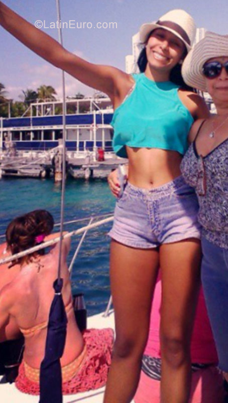 Date this charming Venezuela girl Irina Zenir from Arenilla VE972