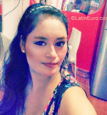 Date this cute Peru girl Yohana from Chimbote PE1133