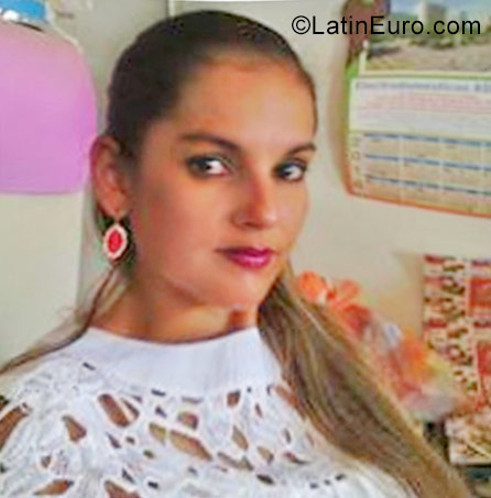 Date this hot Honduras girl Kenia from Tegucigalpa HN2377