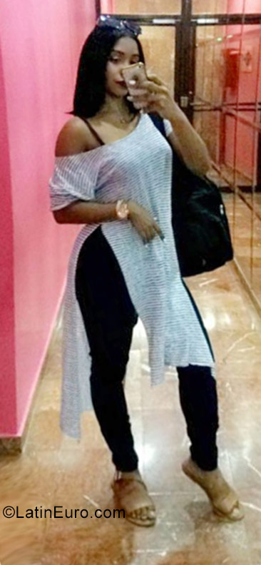 Date this foxy Dominican Republic girl Pamela from Santo Domingo DO30729