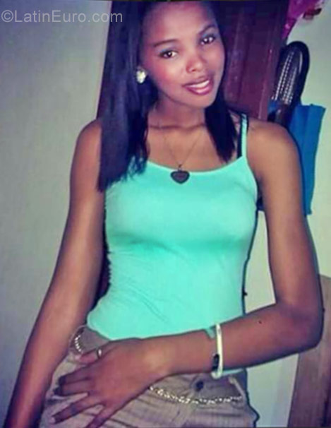 Date this happy Dominican Republic girl Jesmal from Santo Domingo DO30834