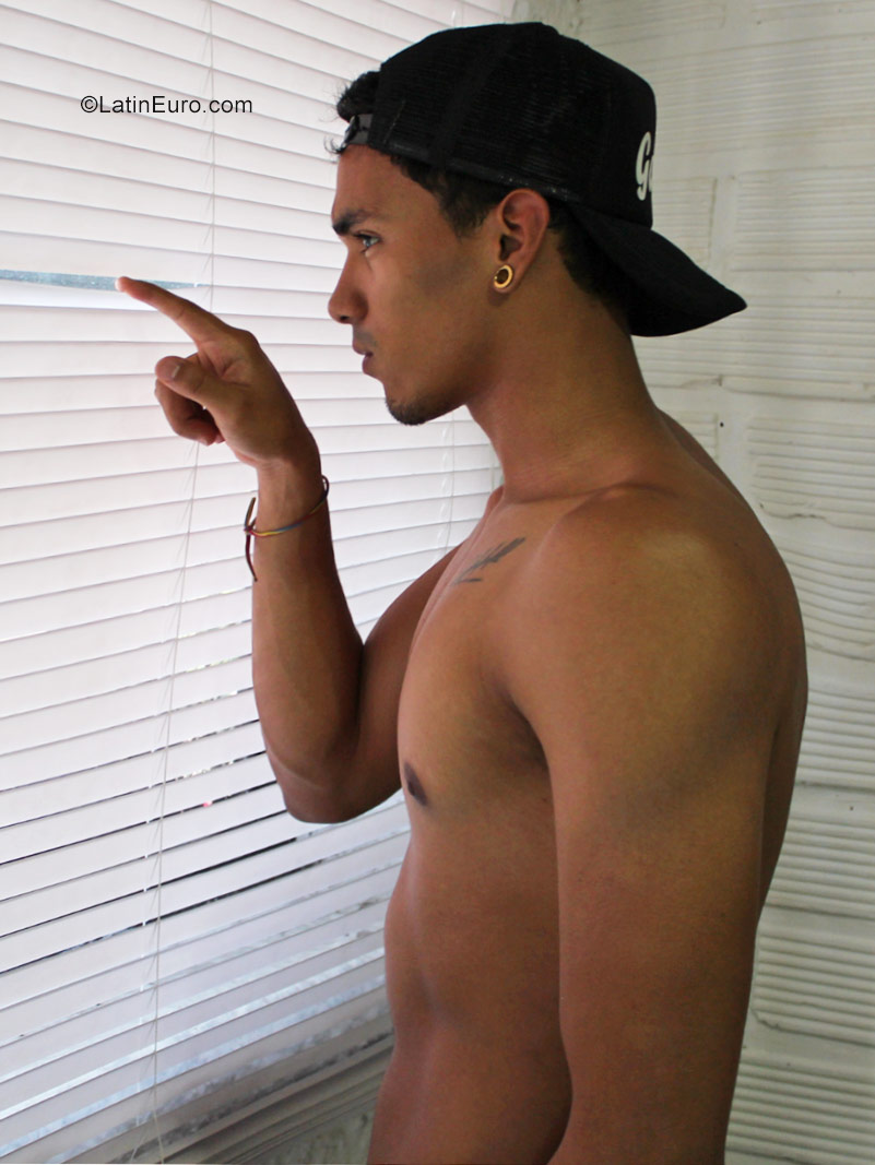 Date this pretty Colombia man Gabriel from medellin CO22862