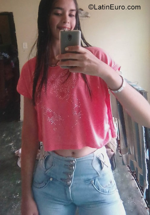 Date this hot Venezuela girl Andrea Sthefani from Valera VE1212