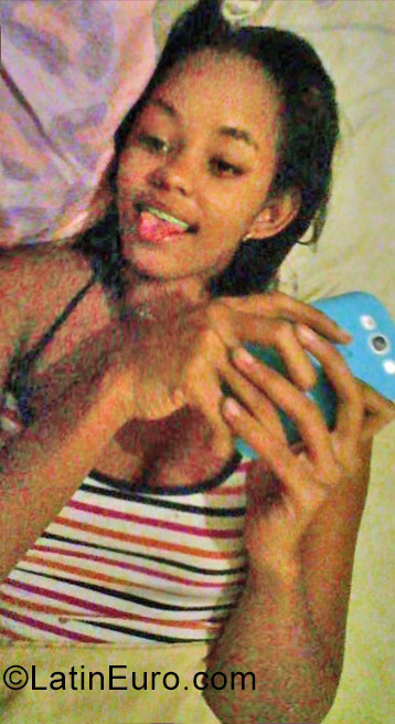 Date this pretty Dominican Republic girl Michel from Santo Domingo DO31080