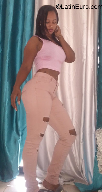 Date this pretty Dominican Republic girl Dahiana from Santo Domingo DO31113