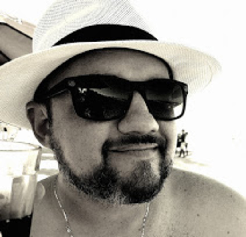 Date this happy Brazil man Fernando from Brasilia BR10420
