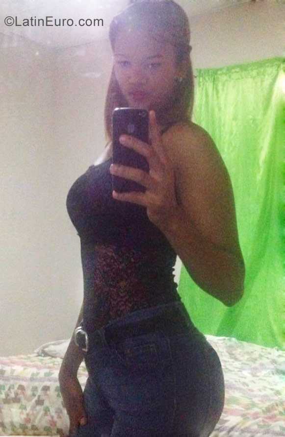 Date this athletic Dominican Republic girl Gissel from Santo Domingo DO33764