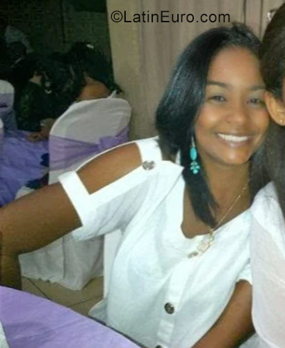 Date this nice looking Dominican Republic girl Hindra from Santo Domingo DO31400