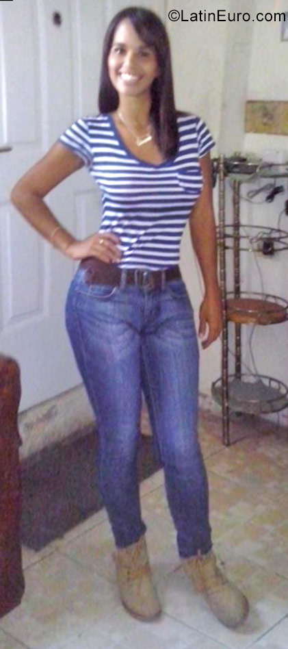 Date this happy Venezuela girl Elian from Caracas VE1322