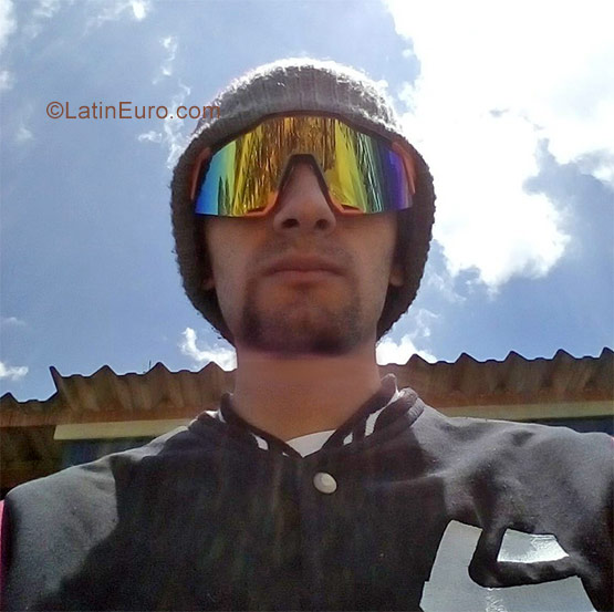 Date this happy Colombia man Menotap from Bogota CO23298