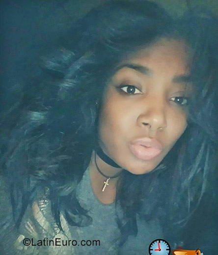 Date this hard body United States girl Paola from East Chicago DO31558